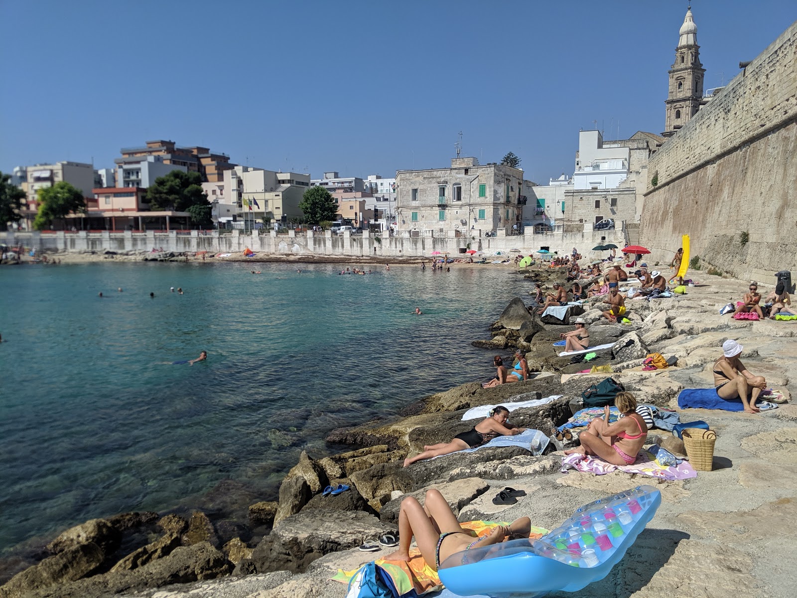 Foto de Spiaggia Cala Porta Vecchia com água cristalina superfície