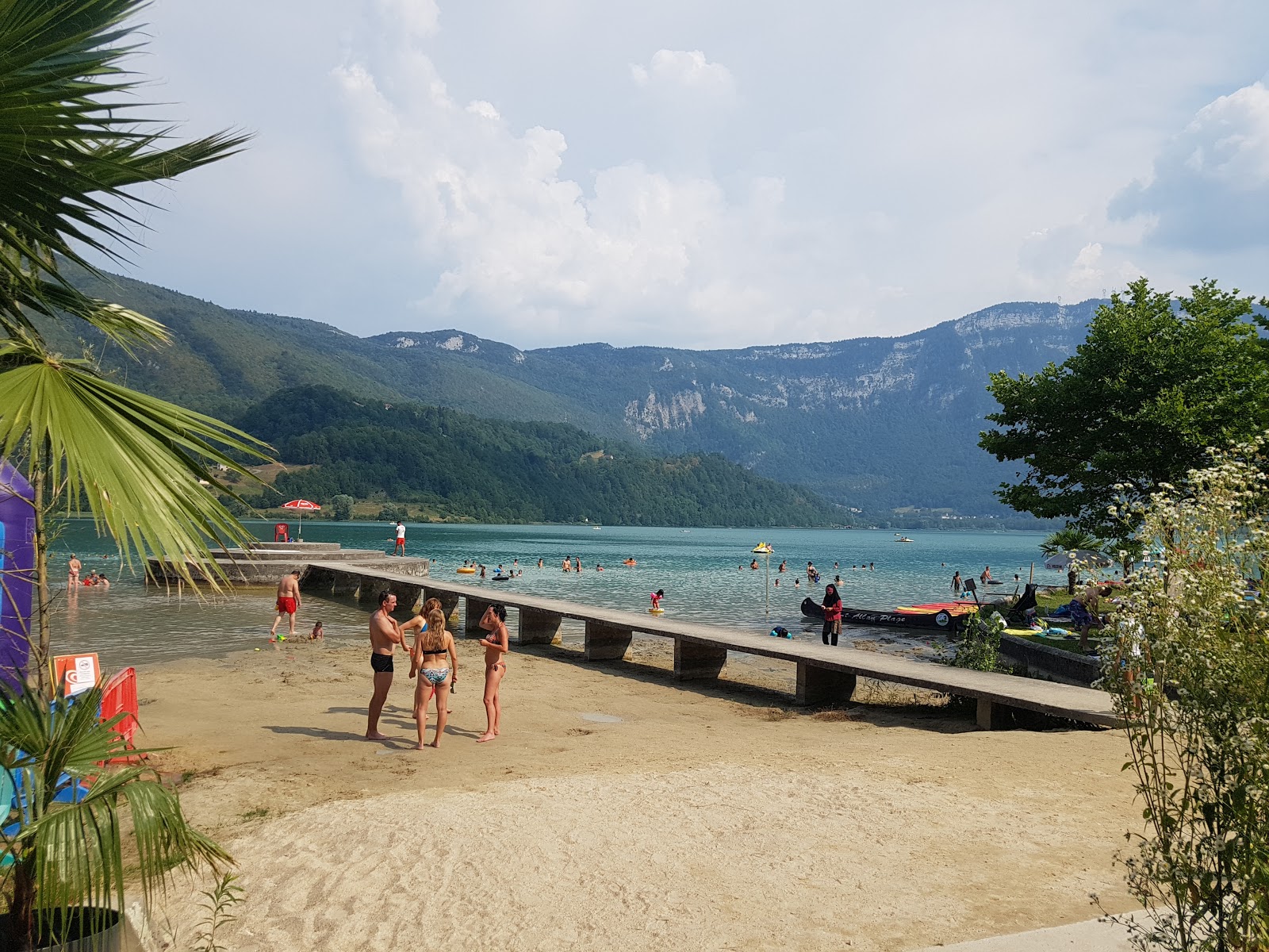 Foto di St Alban Plage con una superficie del erba