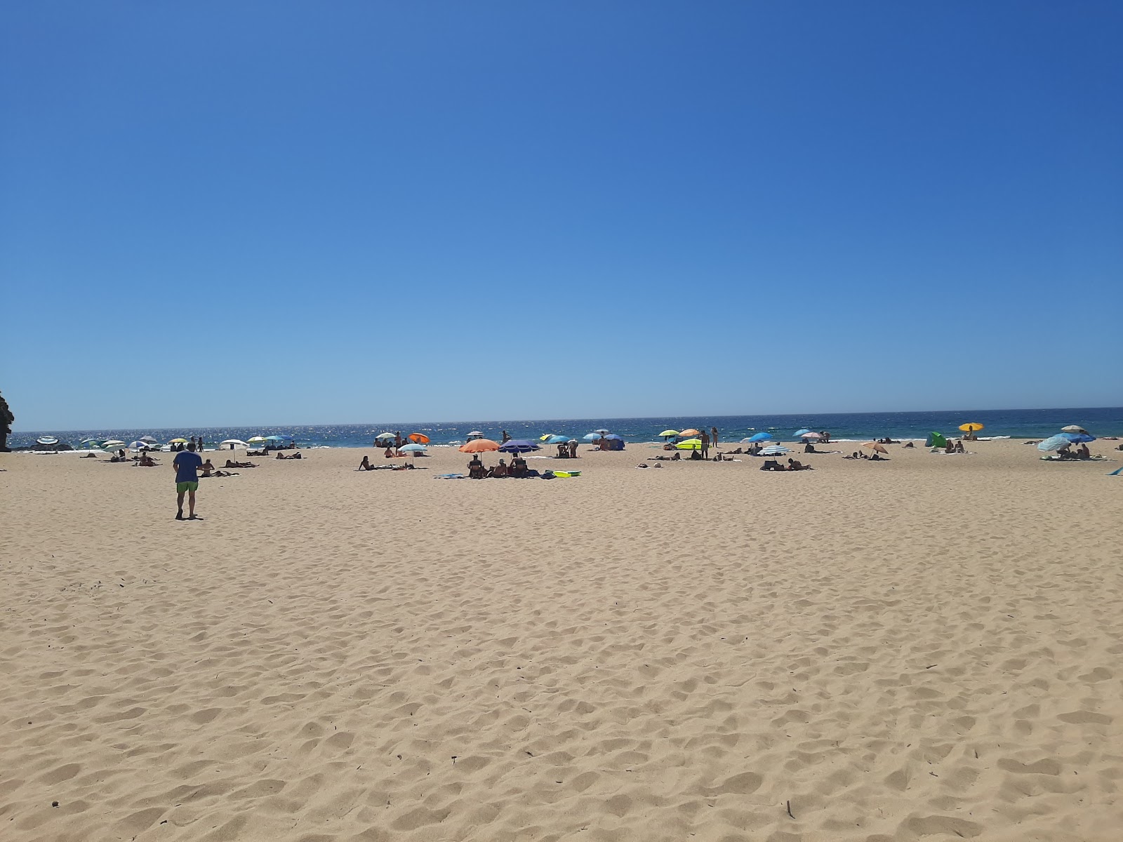 Foto av Praia de Odeceixe Mar omgiven av klippor