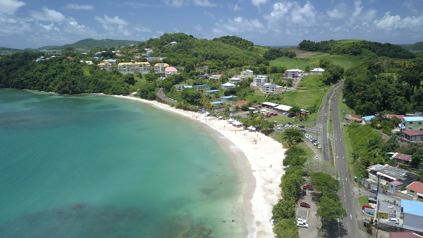 Photo de Plage des Raisiniers avec l'eau turquoise de surface