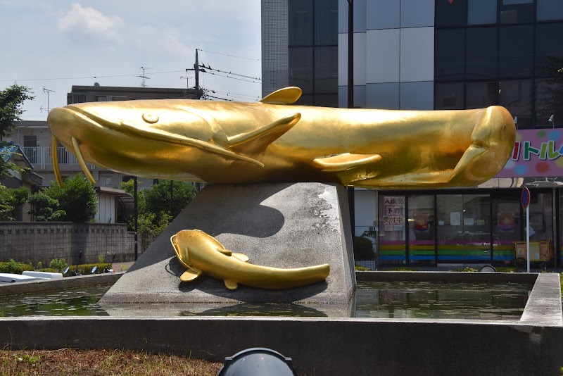 金の鯰像