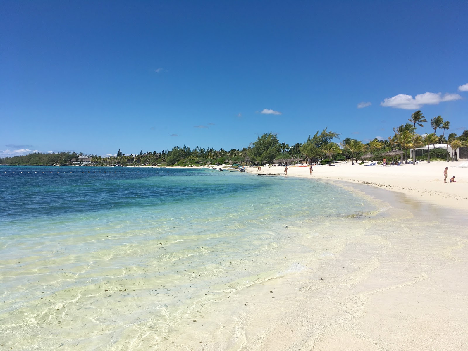 Fotografie cu Long Beach Mauritius cu o suprafață de apa pură turcoaz