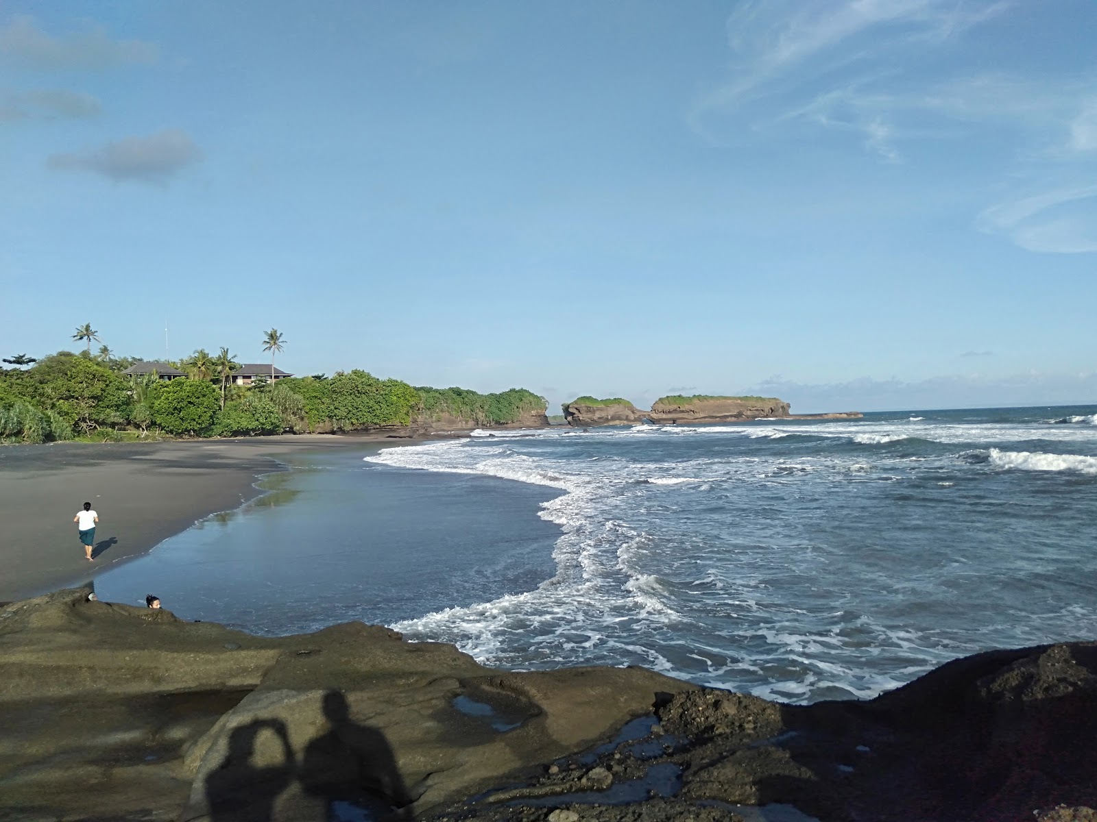 Foto di Antap Beach con una superficie del sabbia nera