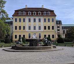 Drei-Grazien-Brunnen photo