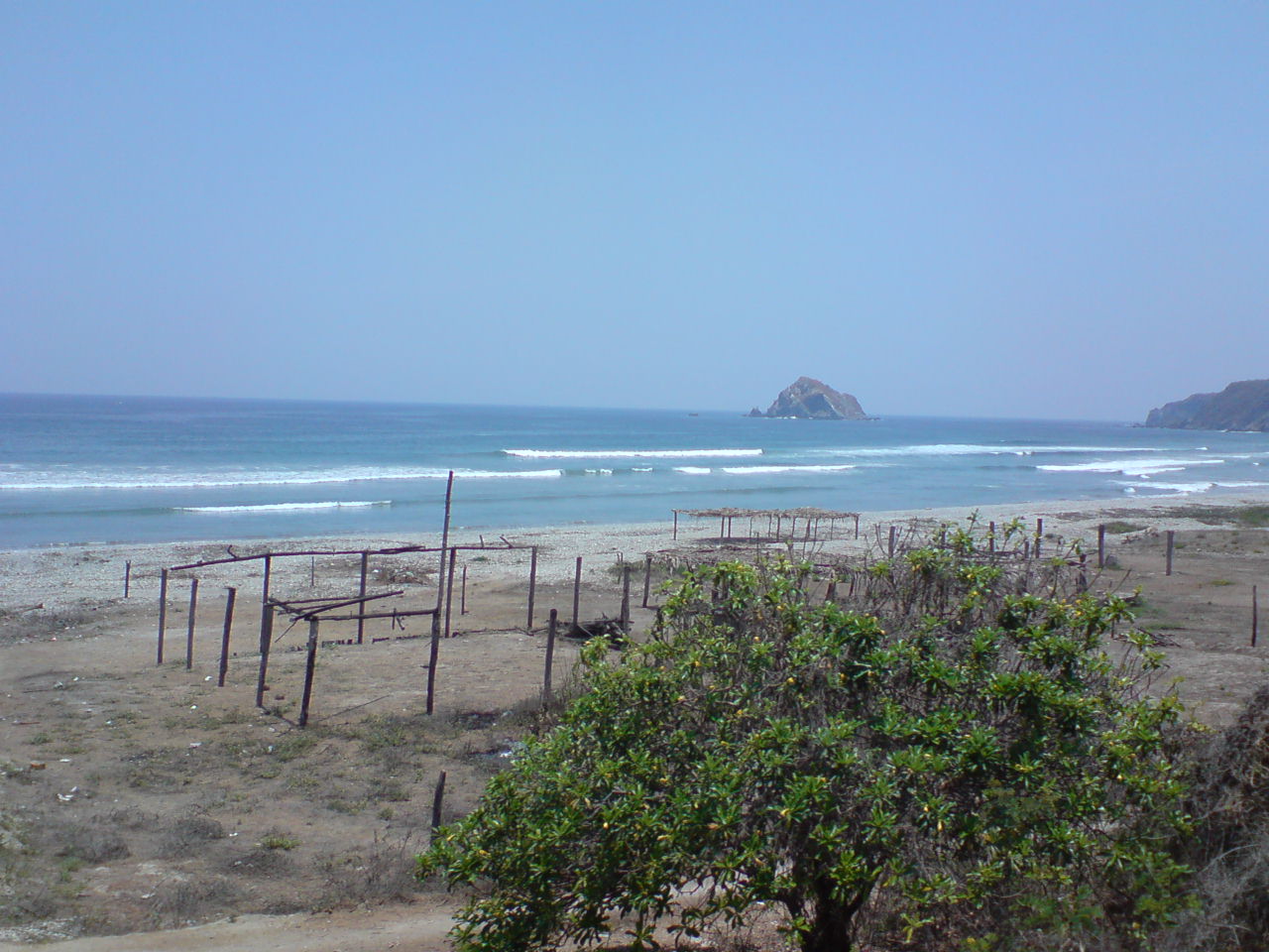 Foto av Playa Zapote de Tizupan med turkos rent vatten yta