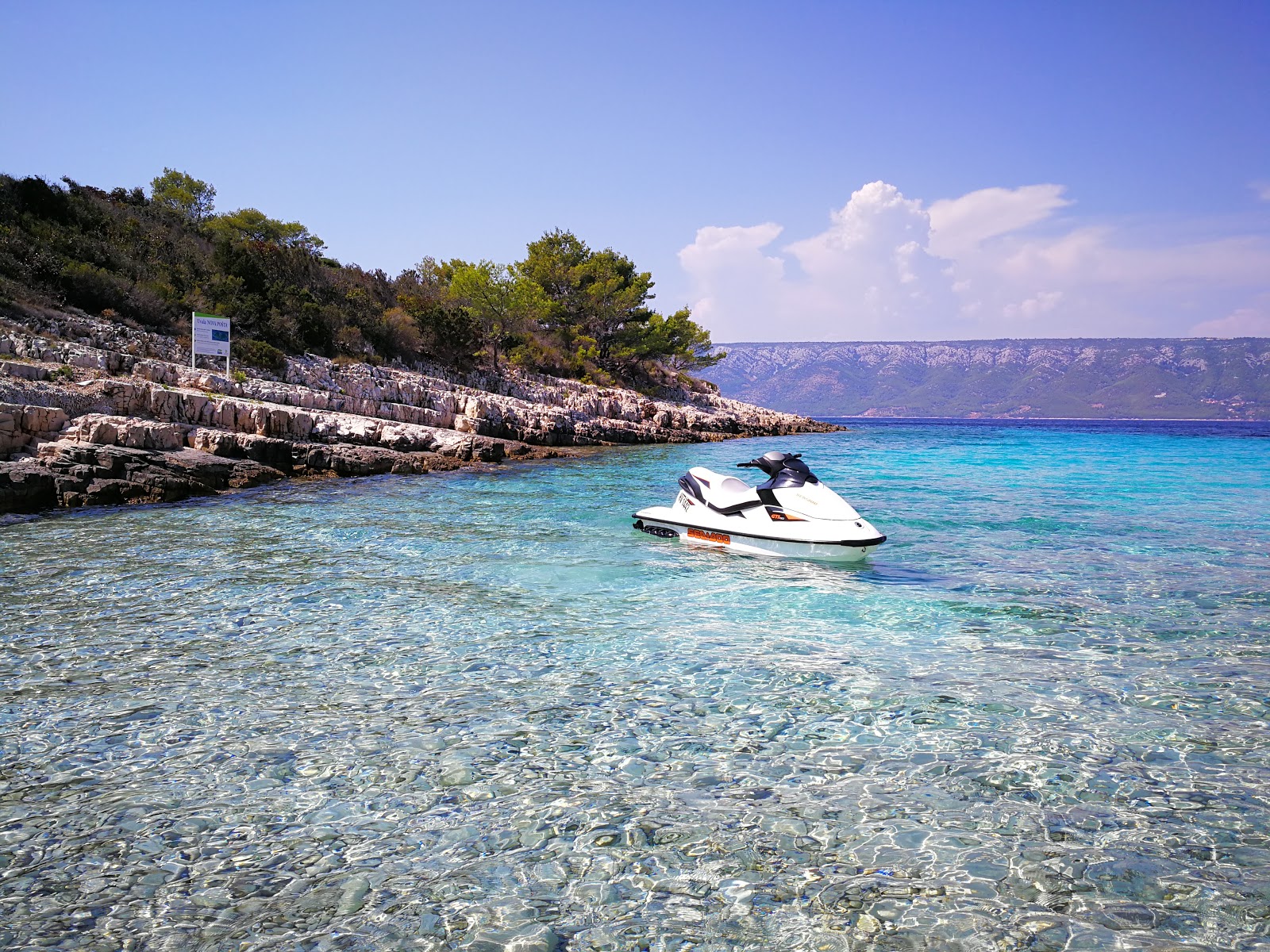 Foto di Uvala Nova Posta con una superficie del acqua cristallina