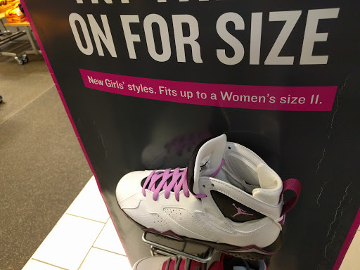 Shoe Store «Finish Line», reviews and photos, 1819 Montebello Town Center #13, Montebello, CA 90640, USA