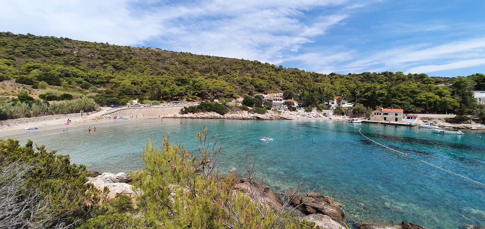 Foto av Milna beach med turkos rent vatten yta