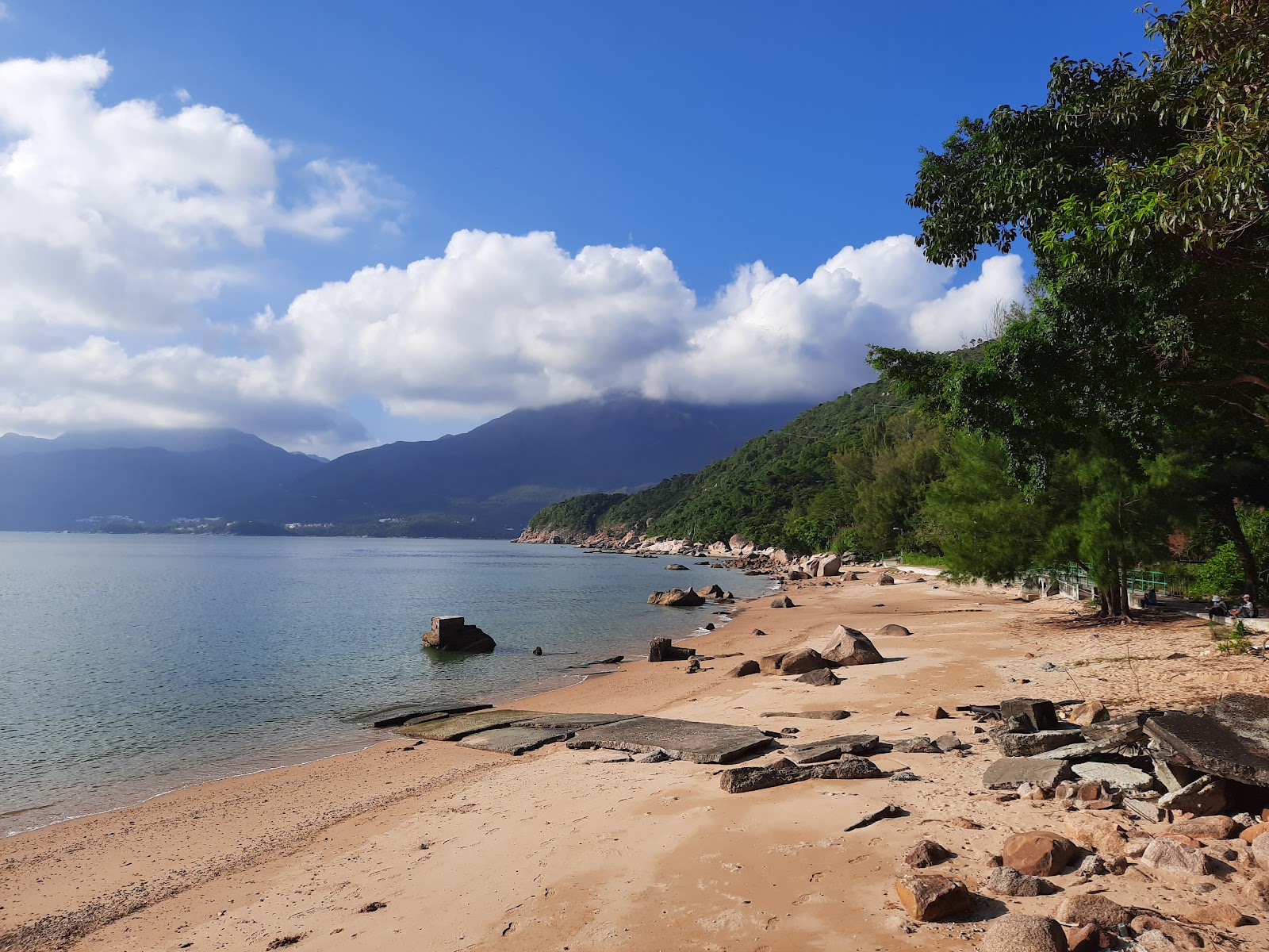 Foto av Mong Tung Wan med beige sand yta