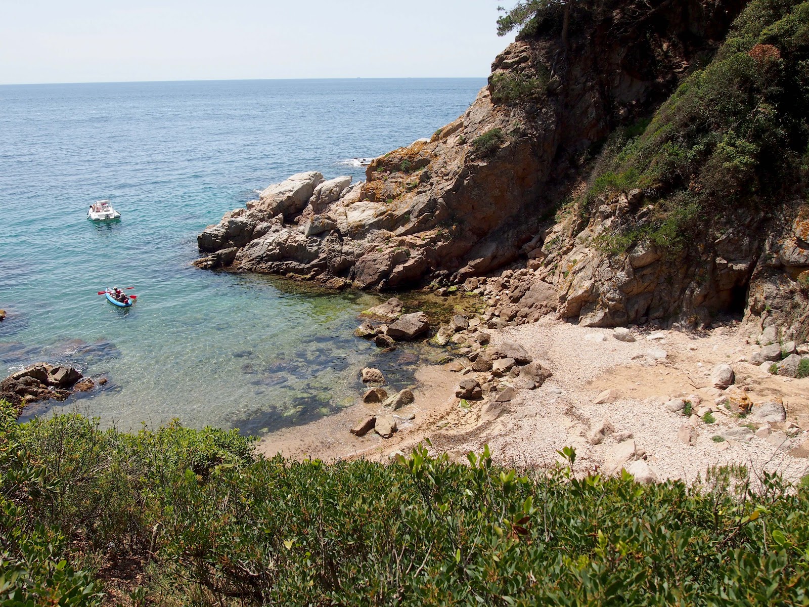 Foto di Cala Morisca con una superficie del sabbia luminosa e rocce