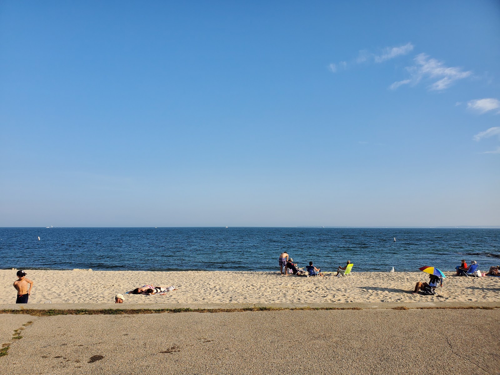 Foto de Falmouth Heights Town Beach - lugar popular entre os apreciadores de relaxamento
