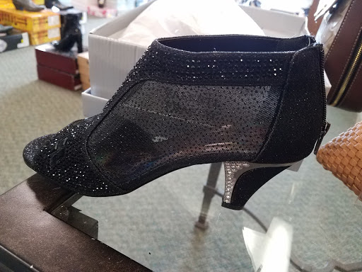 Shoe Store «Village Shoe Inn», reviews and photos, 33224 Grand River Ave, Farmington, MI 48336, USA