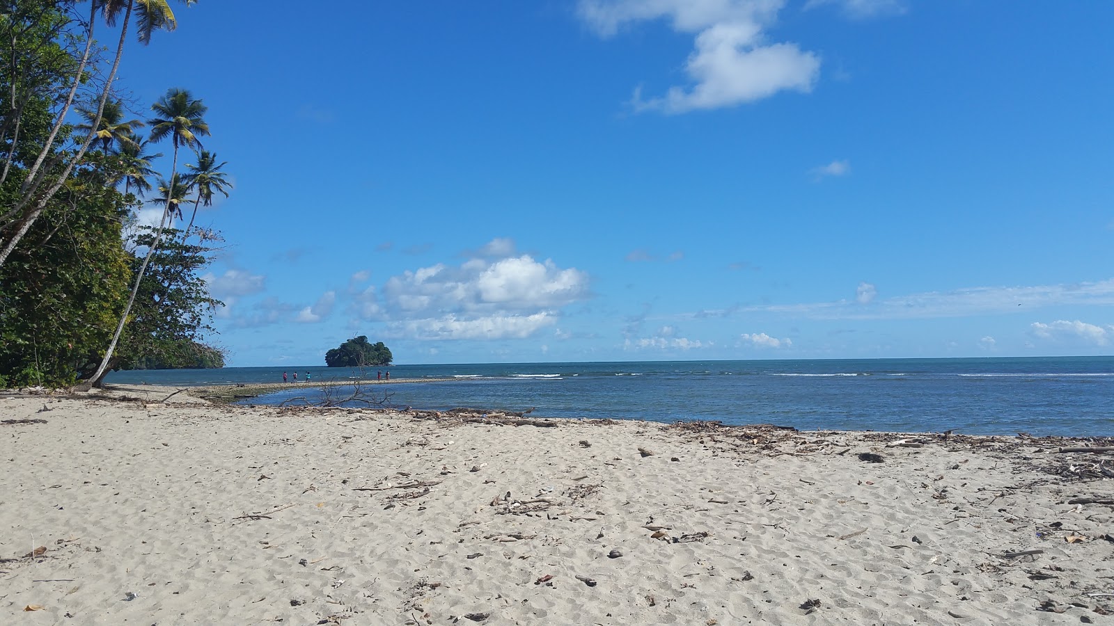 Valokuva Salybia beachista. pinnalla kirkas hiekka:n kanssa