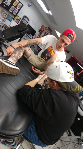 Tattoo Shop «Island Tattoo & Piercings», reviews and photos, 6600 Manatee Ave W, Bradenton, FL 34209, USA