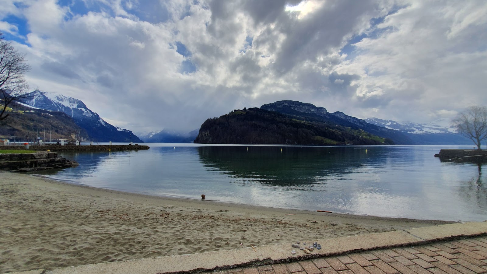 Fotografie cu Hallenbad Lido sprijinit de stânci