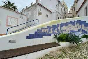 Painel de Azulejos Identidade da Vila por Carla Guerreiro image