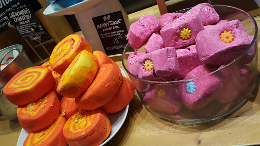 Cosmetics Store «LUSH», reviews and photos, 512 Orland Square Dr, Orland Park, IL 60462, USA