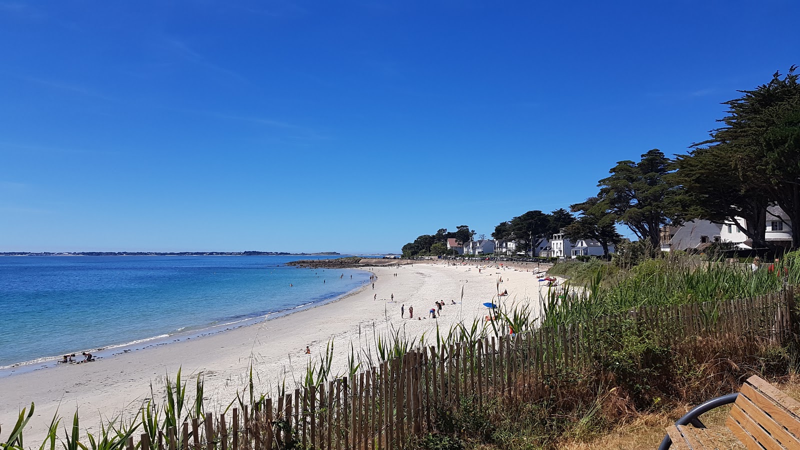 Foto di Plage de Legenese e l'insediamento