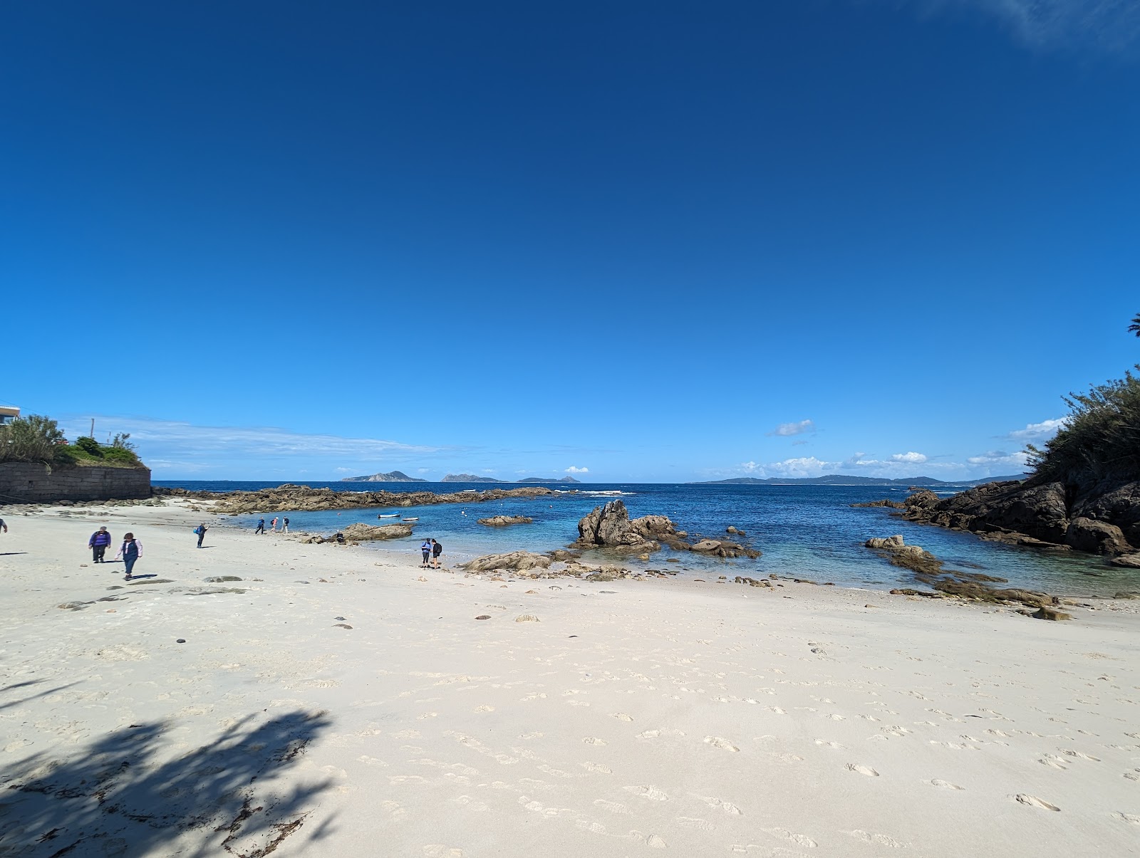 Praia do Portino'in fotoğrafı dağlarla çevrili