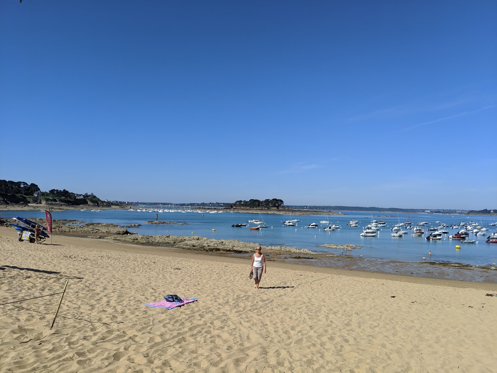 Foto von Plage de la Grande Salinette umgeben von Bergen