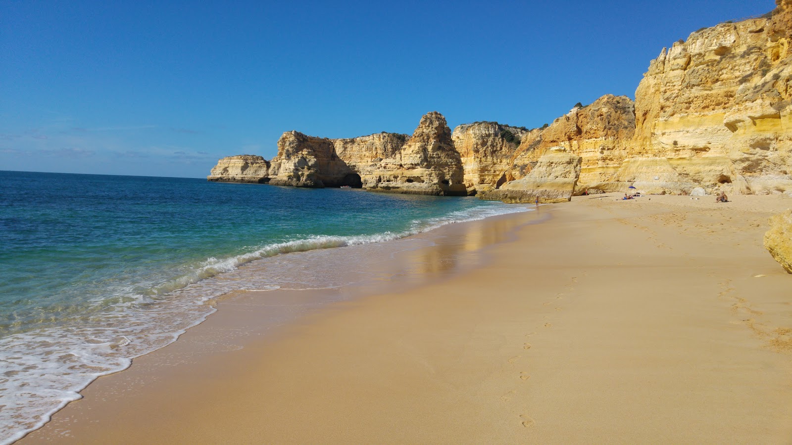Foto av Marinha Stranden med flera rymliga vikar