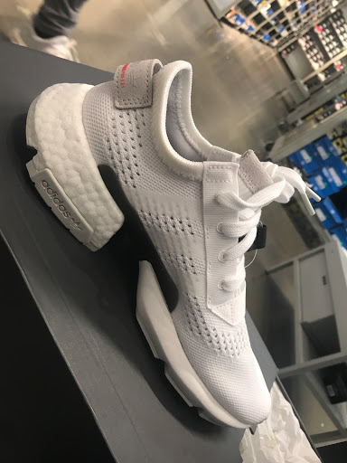 Clothing Store «Nike Factory Store», reviews and photos, 102 The Arches Cir, Deer Park, NY 11729, USA