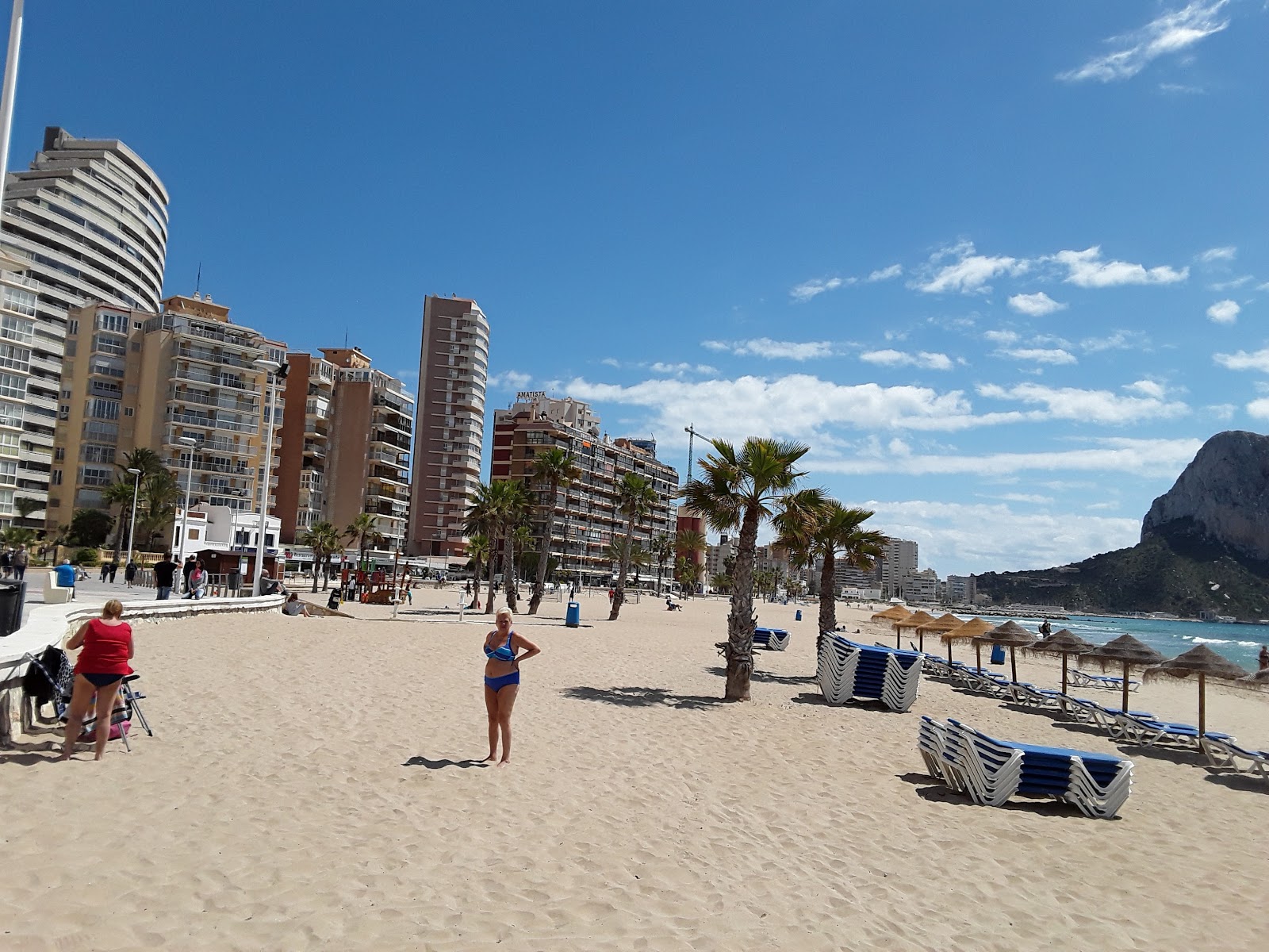 Zdjęcie Playa Calpe poparte klifami