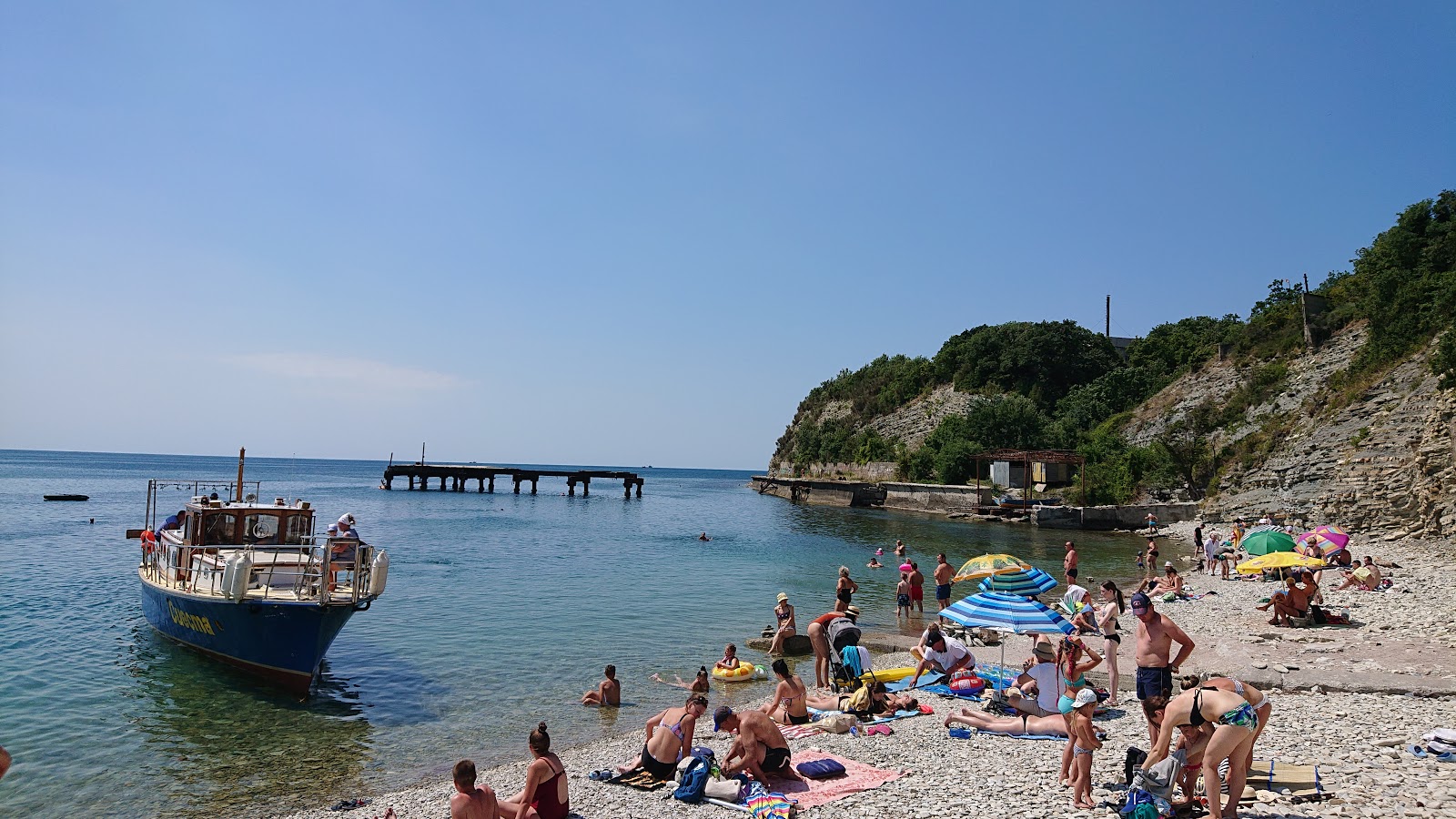 Fotografie cu Golubaya Buhta sprijinit de stânci
