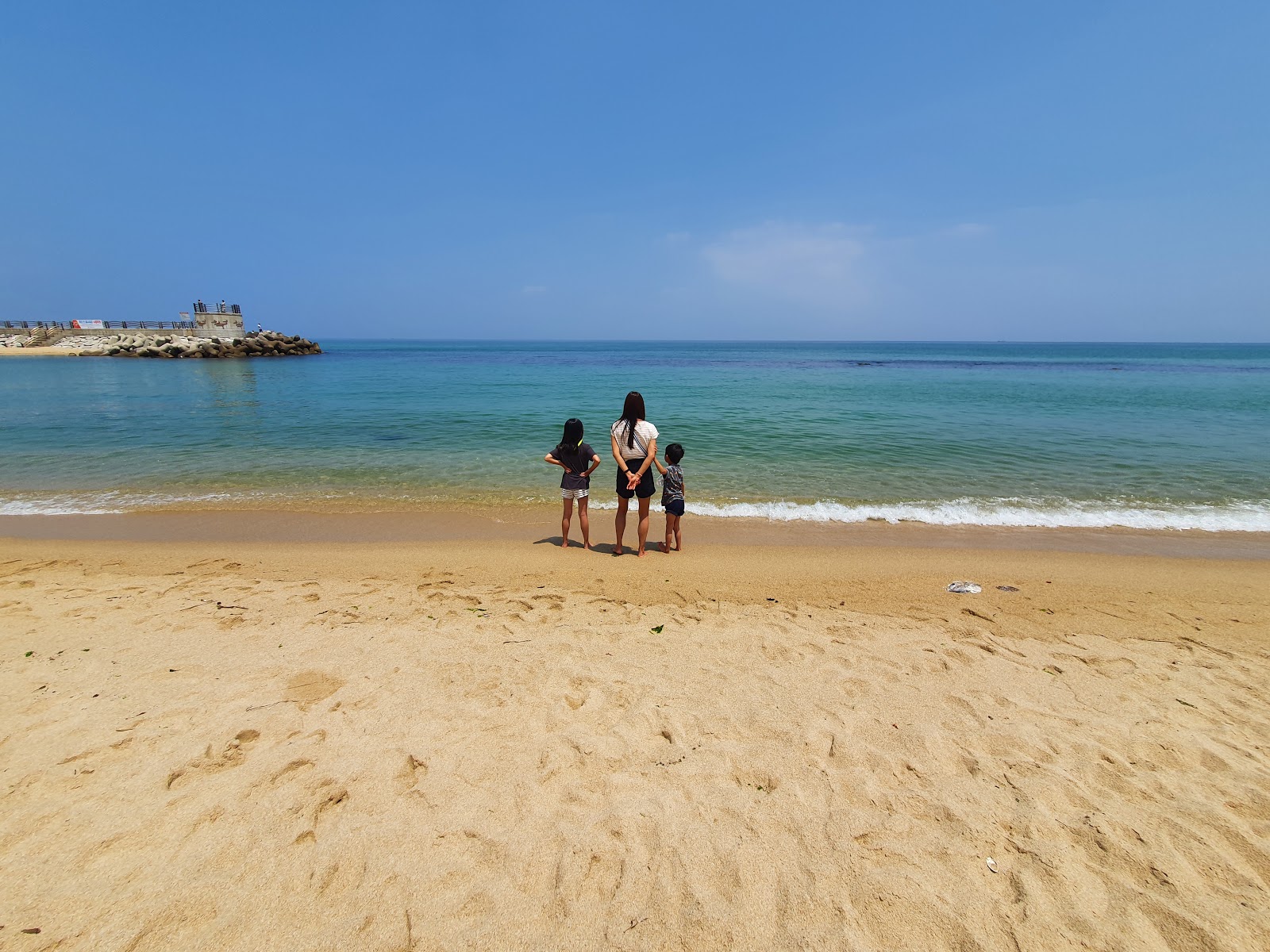 Photo of Gangmun Beach and the settlement