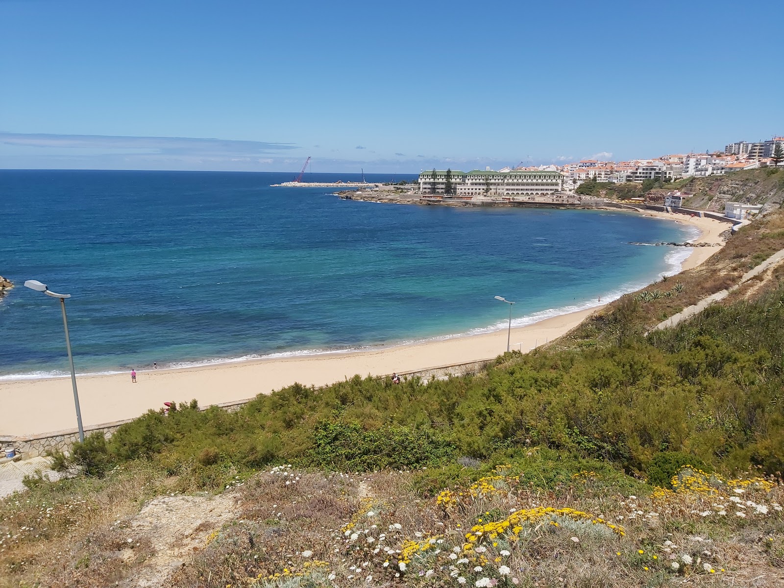 Valokuva Praia da Baleiaista. tukeutunut kallioilla