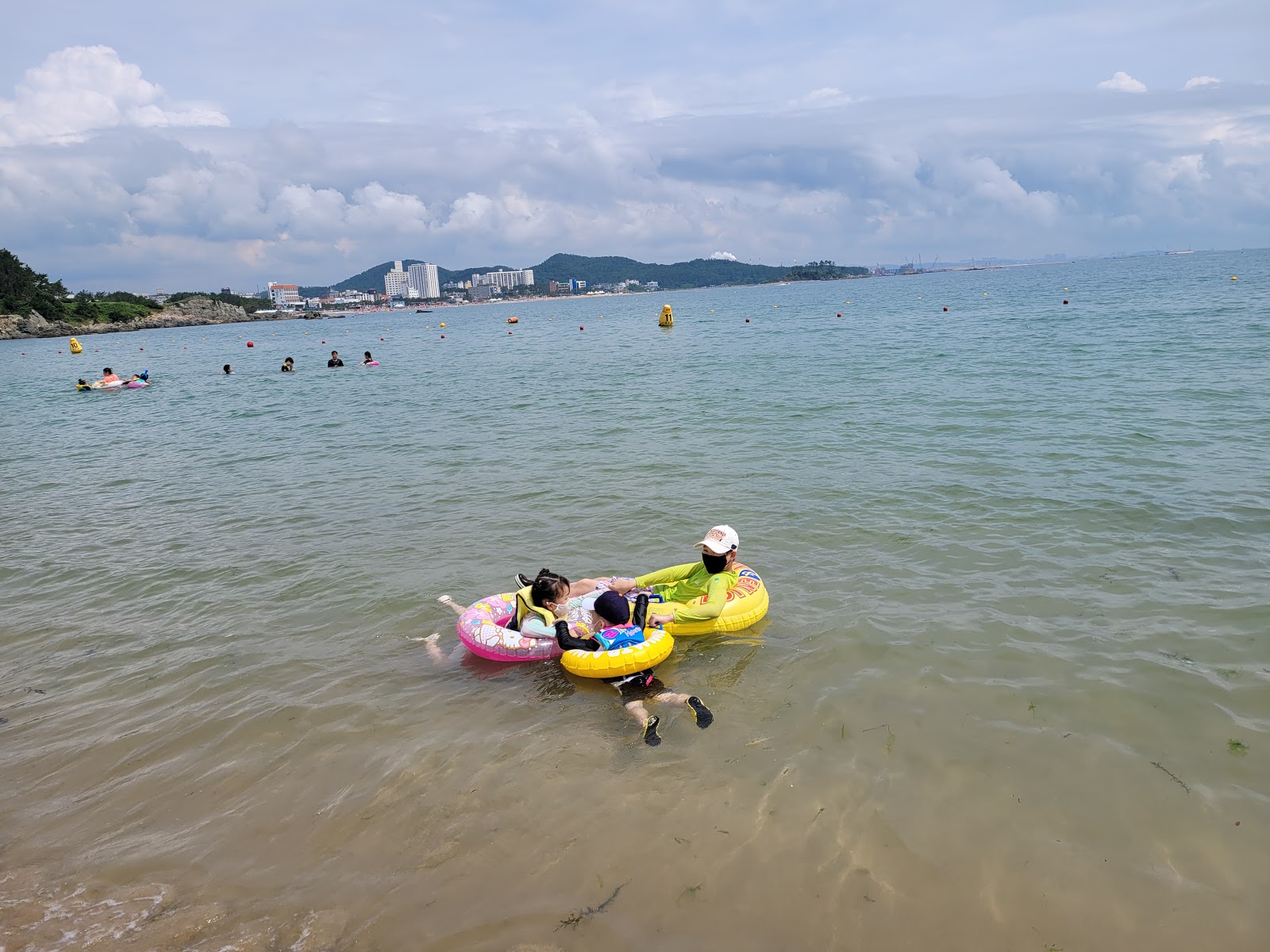 Solgae Beach'in fotoğrafı - rahatlamayı sevenler arasında popüler bir yer