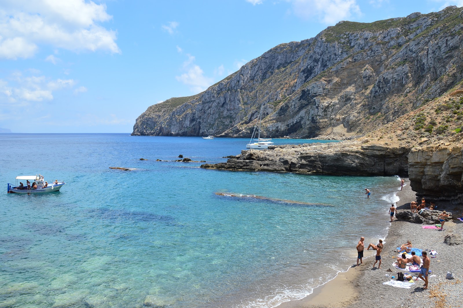 Fotografie cu La Praia dei Nacchi cu o suprafață de apa pură turcoaz
