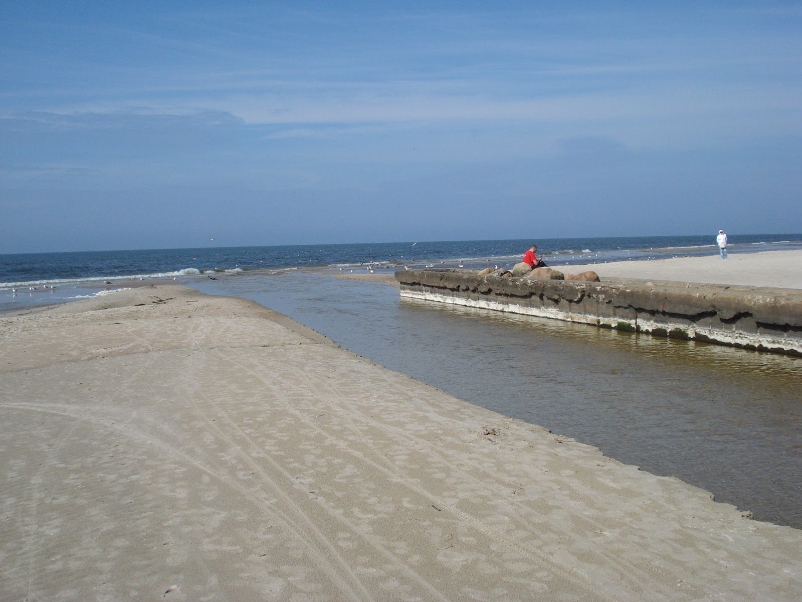 Valokuva Palanga sahiliista. pinnalla turkoosi vesi:n kanssa