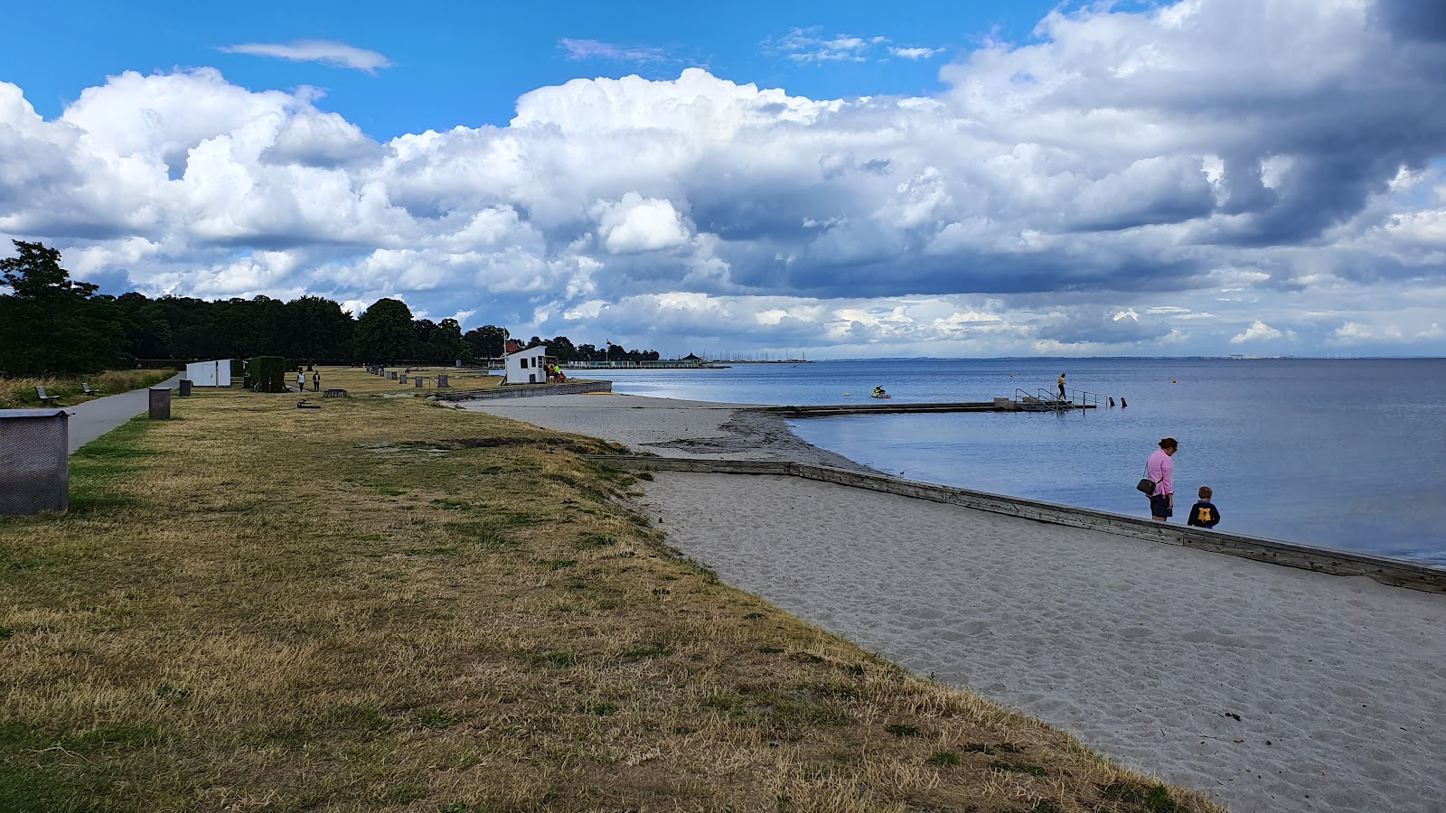 Photo de Charlottenlund Beach - endroit populaire parmi les connaisseurs de la détente