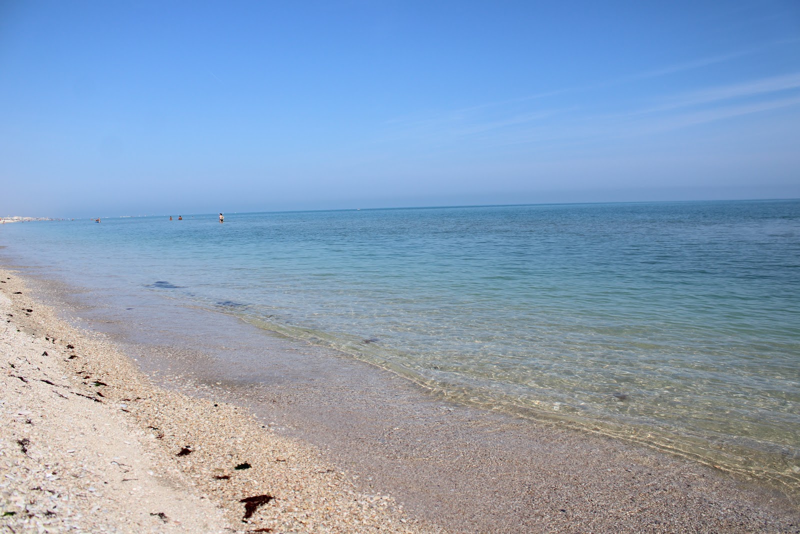 Blue Beach的照片 带有轻卵石表面
