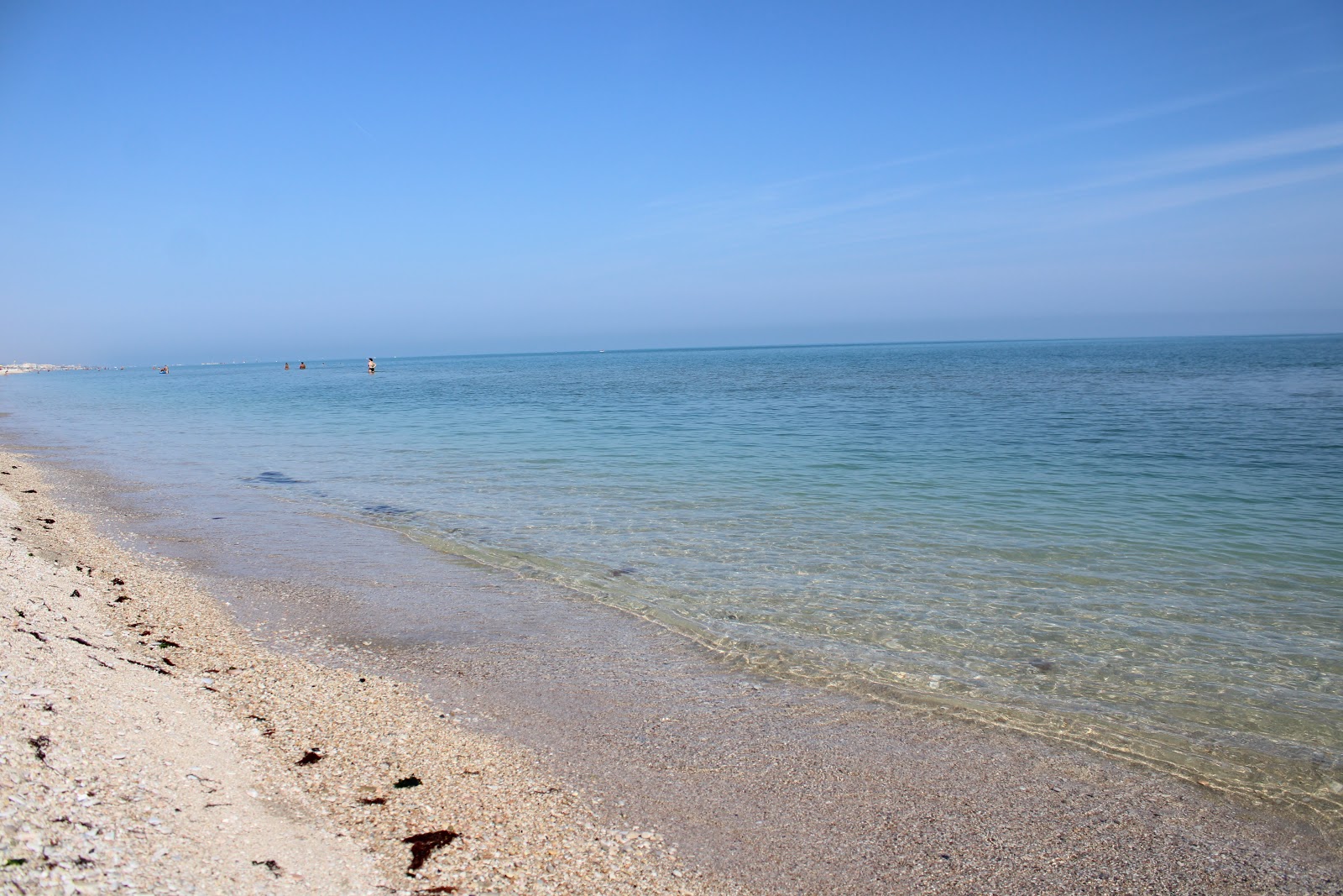 Φωτογραφία του Piano Marina Beach με μπεζ βότσαλα επιφάνεια