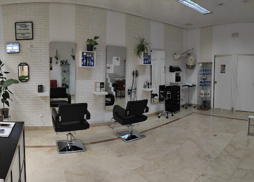 Peluquería Pelumoni y Parada Nails uñas en Fuenlabrada, Madrid