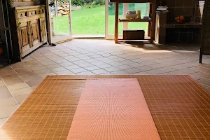 Terapia Holística basada en el Yoga image