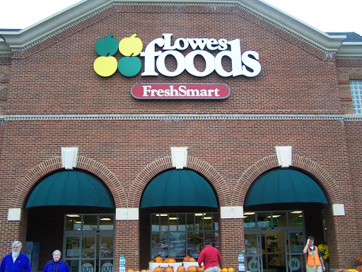 Grocery Store «Lowes Foods», reviews and photos, 1581 New Garden Rd, Greensboro, NC 27410, USA