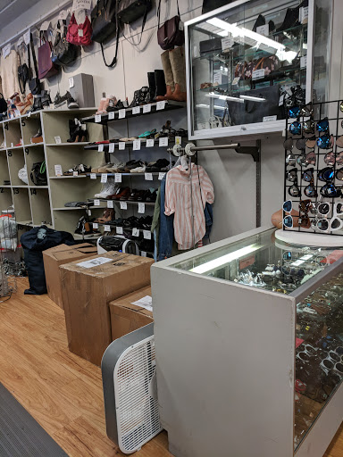 Used Clothing Store «Crossroads Trading Co», reviews and photos, 1730 Sherman Ave, Evanston, IL 60201, USA