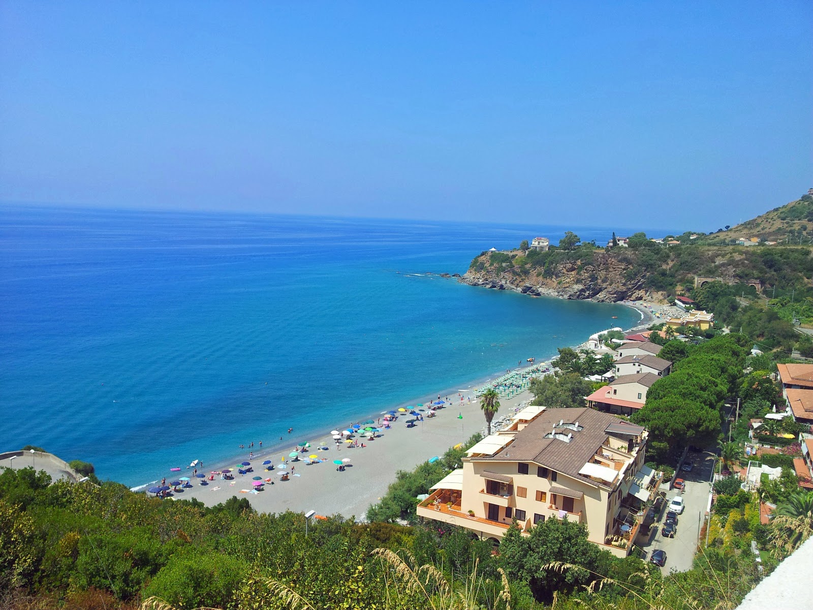 Foto di Cavinia beach II con una superficie del sabbia grigia