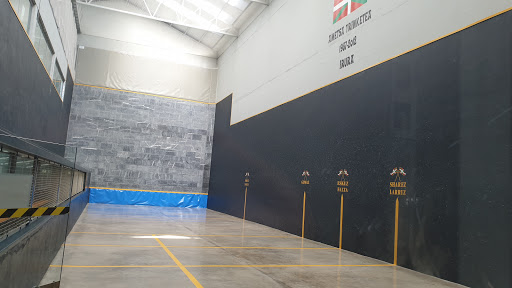 Frontón Polideportivo Irura en Irura, Guipúzcoa