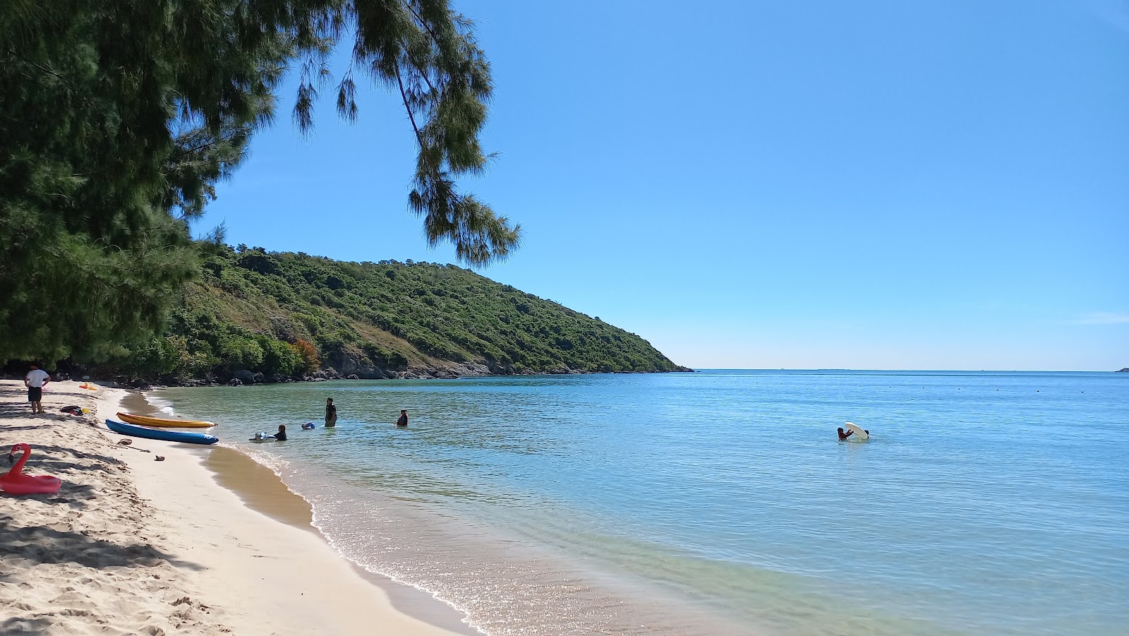 Foto de Nang Rong Beach com areia branca superfície