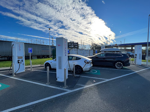 Borne de recharge de véhicules électriques IONITY Station de recharge Tournai