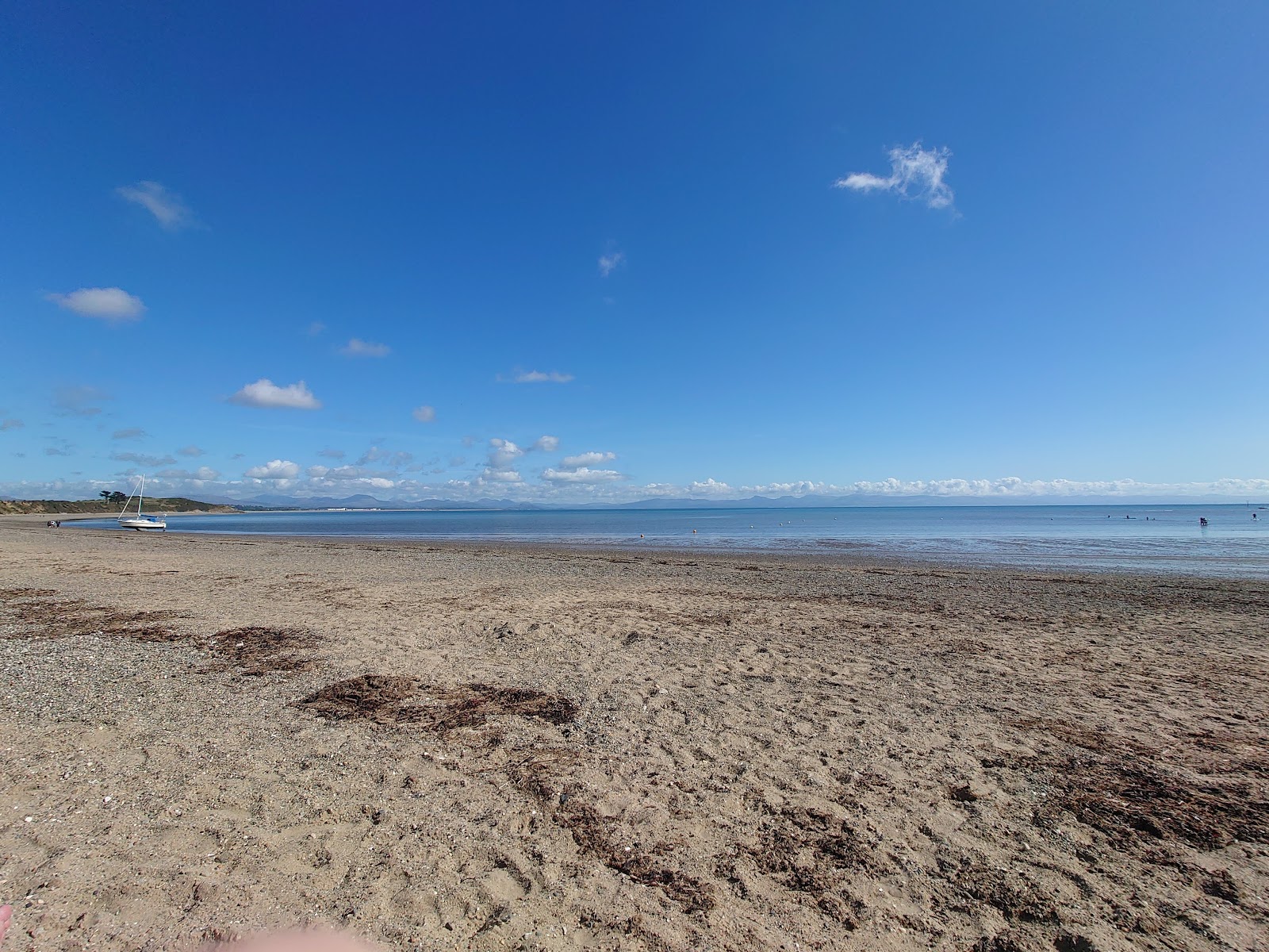 Foto von Llanbedrog Strand mit heller sand Oberfläche