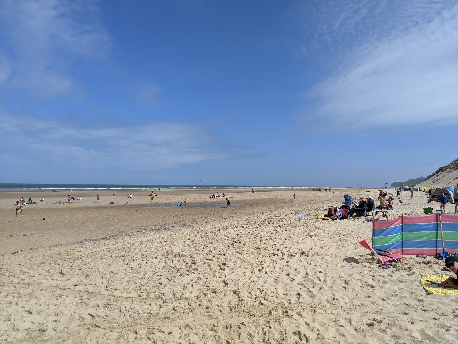Wissant 海滩的照片 带有明亮的沙子表面
