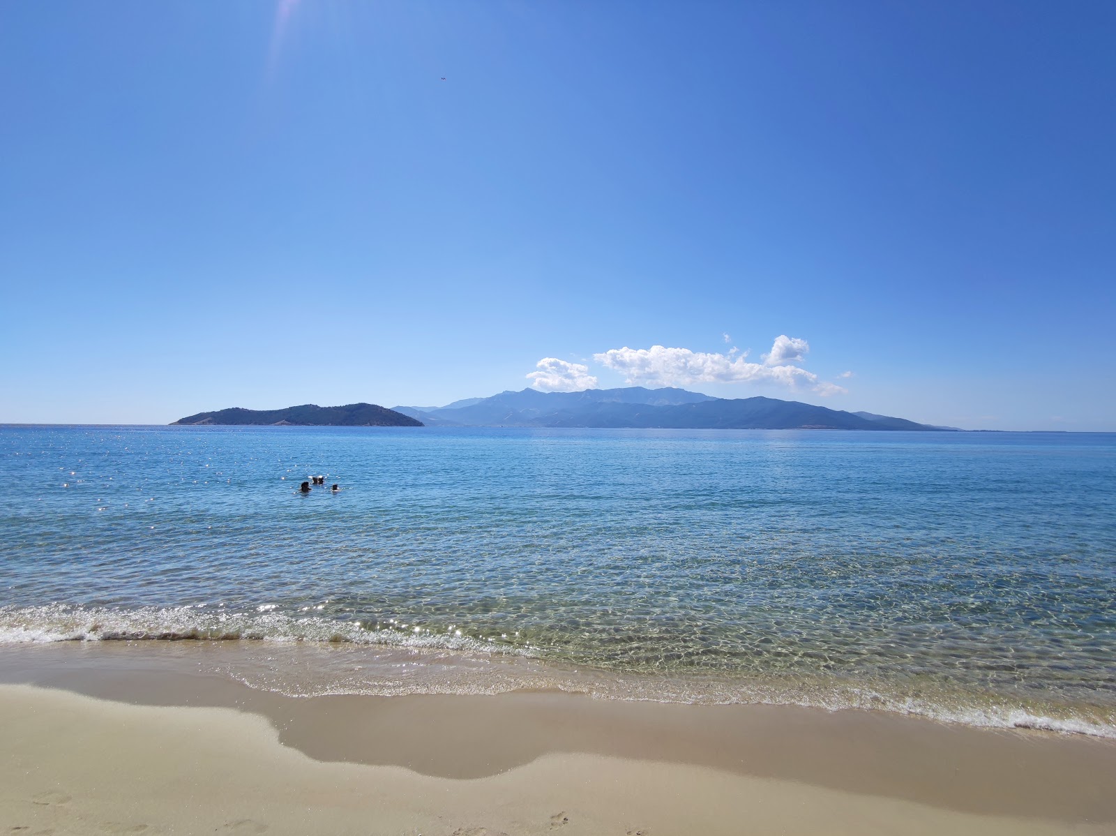 Keramoti beach'in fotoğrafı parlak ince kum yüzey ile