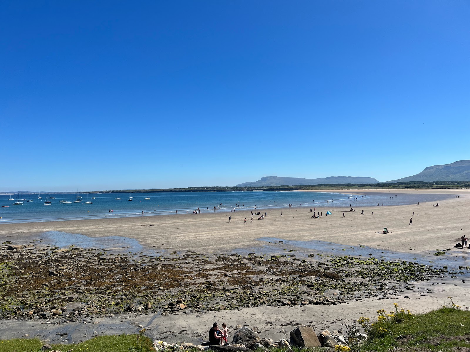 Foto de Mullaghmore Beach com água cristalina superfície