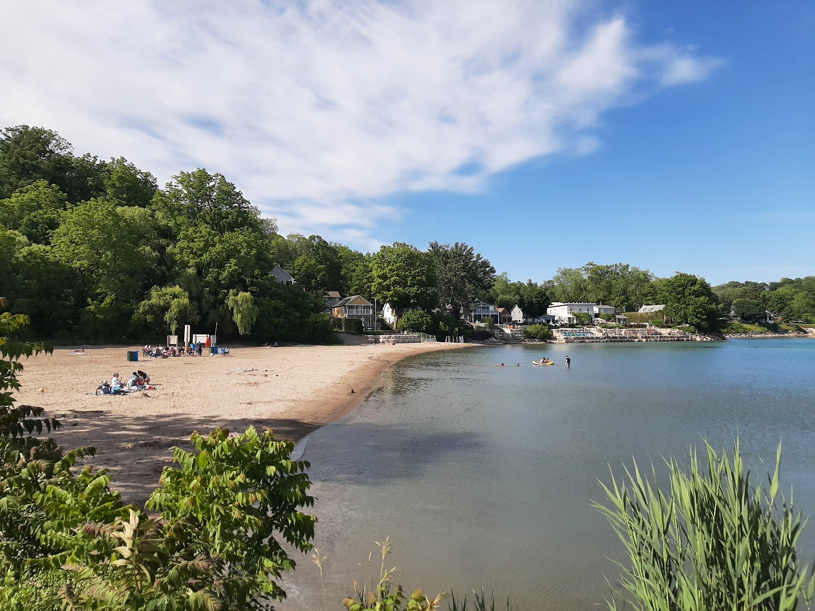 Foto di Port Stanley Little Beach con una superficie del sabbia beige