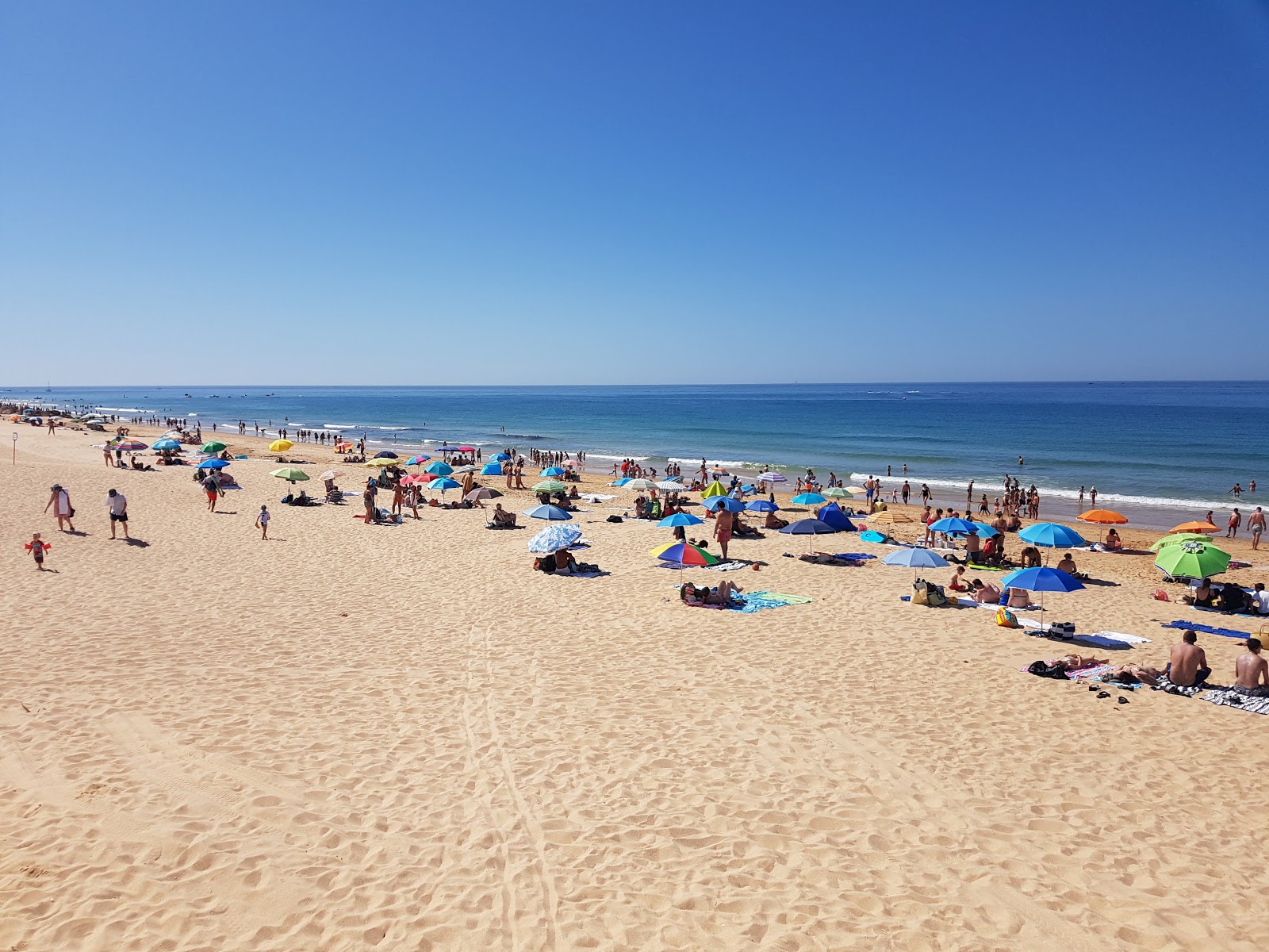 Foto van Praia dos Salgados met recht en lang